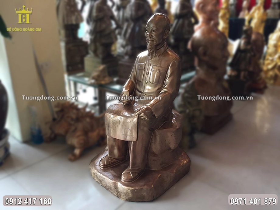 Hình ảnh nhìn nghiêng của bức tượng đồng